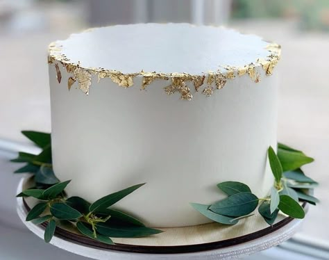 Simple White Birthday Cake, 1 Tier Wedding Cakes, Wedding Cakes One Tier, White Birthday Cake, White And Gold Wedding Cake, Cakes Pretty, Cakes Beautiful, White Birthday Cakes, Confirmation Cakes