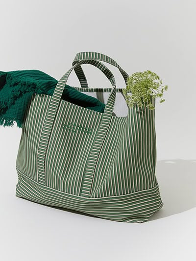 A perfect picnic bag for the summer season. - #ARKET - This landscape tote bag is crafted from a heavy canvas fabric made of cotton with a printed stripe pattern. The durable fabric and the large size of the bag make it an ideal piece for carrying multiple large items. #picnic #tote #totebag #beach #beachbag #summerfashion #summerstyle Beach Bag Pattern, Large Beach Bag, Canvas Bag Design, Picnic Tote, Printed Canvas Bag, Canvas Beach Bag, Textile Bag, Striped Bags, Fabric Purses