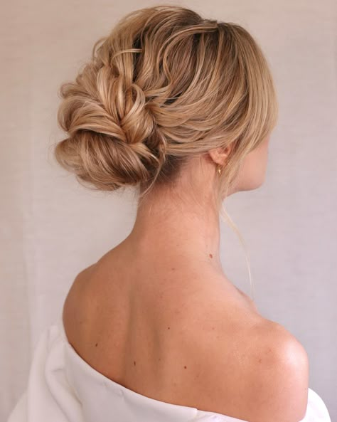 Ladies Updo Hairstyles, Mid Hair Updo Wedding, Loose Wedding Bun Hair, Wedding Mid Updo, Mid Head Updo, Bridal Mid Updo, Mid Updo, Mid Hair Bun, Low Messy Bun Wedding Hair Medium Length