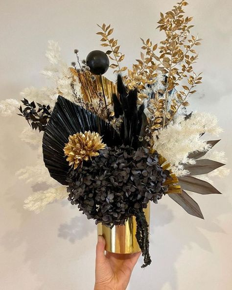 Black And Gold Centerpieces, Christmas Floral Arrangements Diy, Black And Gold Party Decorations, Black Centerpieces, Great Gatsby Themed Party, Gatsby Themed Party, Gold Centerpieces, Gold Party Decorations, Floral Arrangements Diy