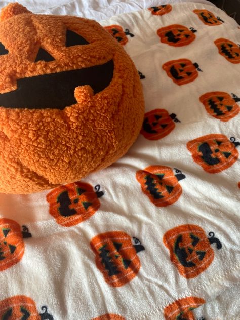 Halloween Sleepover, Halloween Breakfast, Target Halloween, Fall Room Decor, Halloween Bedroom, Casa Halloween, Fall Blanket, Halloween Blanket, Pumpkin Pillows