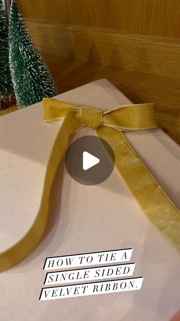 Janis Snell on Instagram: "I finally figured out the key to making the perfect bow with a single sided ribbon! 🎀 ✨🎄" Tie A Simple Ribbon Bow, How To Tie A Simple Bow For A Wreath, Make Ribbon Bow Simple, Diy Easy Ribbon Bow, Tie Velvet Ribbon Bow, Fabric Ribbon Bow Gift Wrapping, Tying Velvet Ribbon, How To Make A Bow With One Sided Ribbon, Tying Velvet Bow