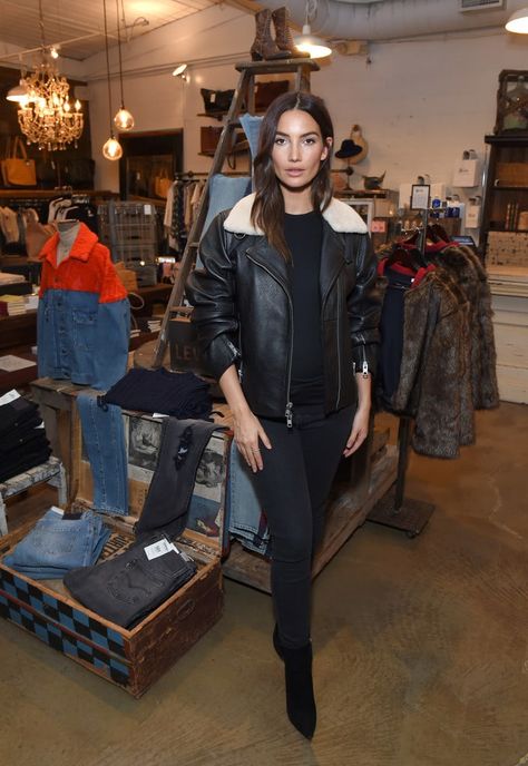 Lily Aldridge Street Style, Lily Aldridge Style, Capsule Basics, A Lexicon Of Fashion, Makeup 2022, Rocker Fashion, Dramatic Classic, Vs Models, Casual Outfit Inspiration