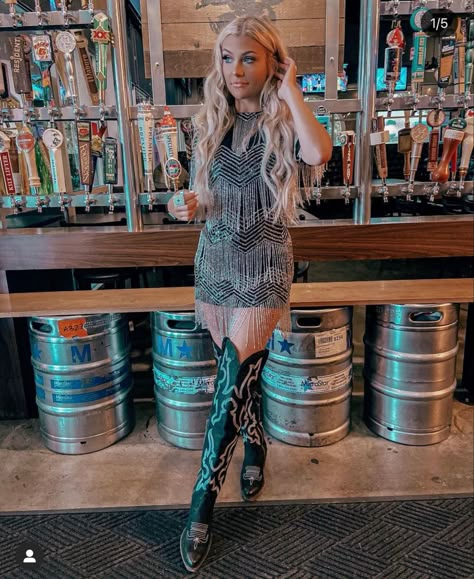 Western Punchy Outfits, Concert Performance Outfits, Blonde Cowgirl, Nashville Fits, Western Photo Shoot, Stagecoach Outfits, Country Outfit Ideas, City Boots, Punchy Outfits