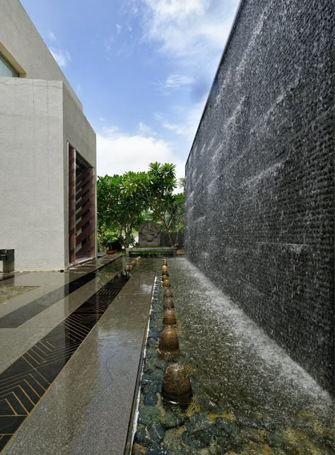 Waterfalls Backyard Water Walls, Cascade Water Feature, Water Body In House, Water Body Landscape Design, Outdoor Waterfall Wall, Water Cascade Wall, Water Feature Wall Outdoor, Modern Water Feature Wall, Wall Waterfall Outdoor