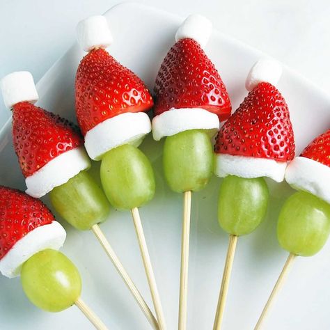 Grinch Fruit, Grinch Snack, Grinch Fruit Kabobs, Punch Halloween, Christmas Eve Appetizers, Grinch Kabobs, Christmas Food Crafts, Holiday Fruit, Fruit Kebabs