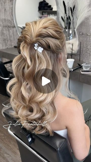 Julia Fratichelli Hair Education on Instagram: "Trendy romantic hairstyle for #bridetobe. This style is all about blending elegance with a touch of effortless charm.   1️⃣ Start with clean, dry hair and add a bit of volume at the crown. 2️⃣ Curl your hair using a medium-sized curling iron to create soft, romantic waves. 3️⃣ Take a small section from each side of your head and twist them back, securing with bobby pins. 4️⃣ Gently pull on the twists to create a fuller, more relaxed look. 5️⃣ Add a few delicate hair accessories or fresh flowers for that extra touch of bridal magic. Mine are from @mylovelyblossom   And voilà! You’ve got a stunning half-down hairstyle that’s perfect for walking down the aisle. 💕 Save this post for later and tag me if you try it out!   #halfdownhair #hairstyle Curls For A Wedding, Half Up Bouffant Hair Tutorial, Wedding Dos For Medium Hair, 1920s Bridal Hair, Bit Up Bit Down Hair, Half Up Half Down Bridal Shower Hair, Wedding Hair One Side Pulled Back Curls, Half Up Half Down Wedding Hair For Medium Length, Hairstyles For Waves Hair