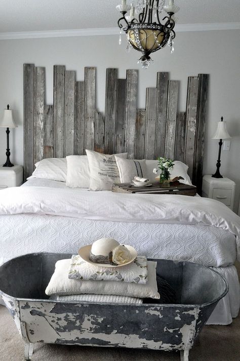 Reclaimed Wood Headboard, Koti Diy, Pallet Headboard, Wooden Pallet Furniture, Fa Fal, Bedroom Furnishings, Wooden Headboard, Pallet Furniture Bedroom, Shabby Chic Bedrooms