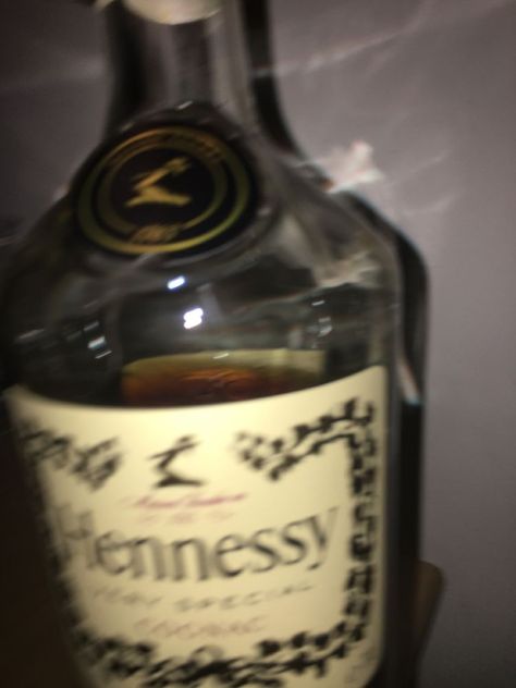 Hennessy Bottle Aesthetic, Hennessey Aesthetic, Hennessey Drink, Fake Alcohol Story, Drunk Aesthetic, Alcohol Snapchat, Alcohol Snapchat Party, Snapchat Party, Xander Knight