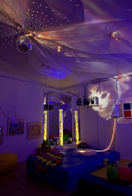 Snoezelen Room, Blacklight Room, Chill Rooms, Sensory Bedroom, Sensory Equipment, Calm Room, Calming Room, Teenage Boy Room, Dorm Room Diy