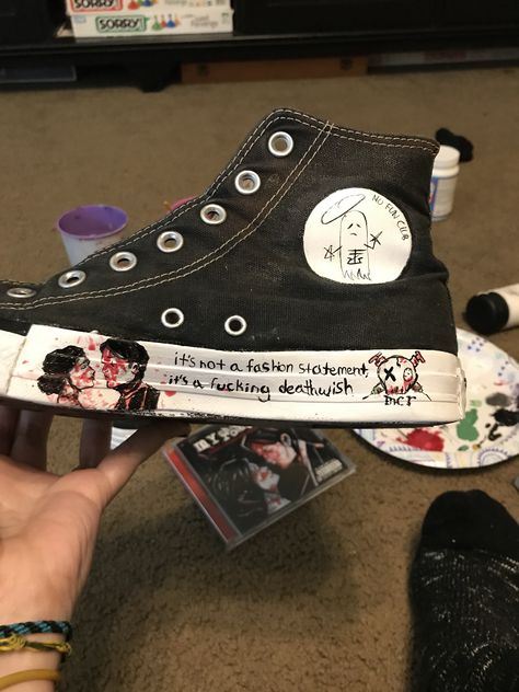 Converse Doodles Aesthetic, Converse Designs Diy Grunge, Drawing On Shoes Ideas Converse, Diy Shoe Ideas, Mcr Shoes, Things To Write On Converse, Converse Shoes Ideas, Mcr Converse, Drawn On Converse Grunge