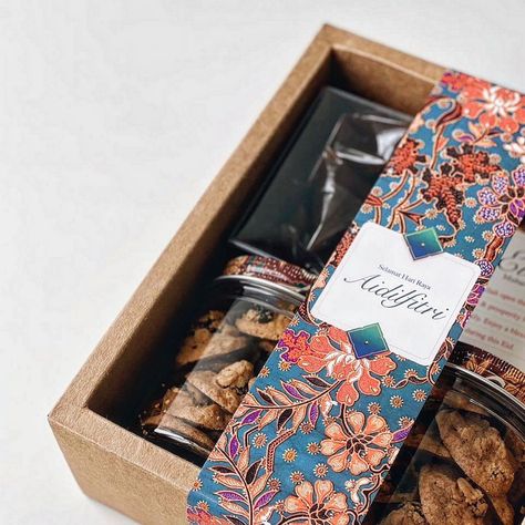 Make your Hari Raya celebration even more joyful with our #giftbox #rayagiftbox #selamatharirayaaidilfitri #raya2023 #eidmubarak #giftideas #corporategifts Ide Hampers, Handmade Hamper, Packaging Cookies, Eid Hampers, Kuih Raya, Sales Kit, House Cake, Big Boi, Christmas Hamper