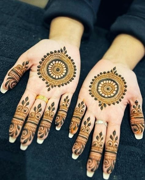 Mehndi Designs Till Palm, Mehandi Designs Circle, Traditional Henna Designs Palm, Mehndi Design For Diwali Front Hand, Round Mehndi Design Front Hand, Henna Designs Round, Minimal Mehandi Design Palm, Palm Mehendi Minimal, Mehandi Designs Palm