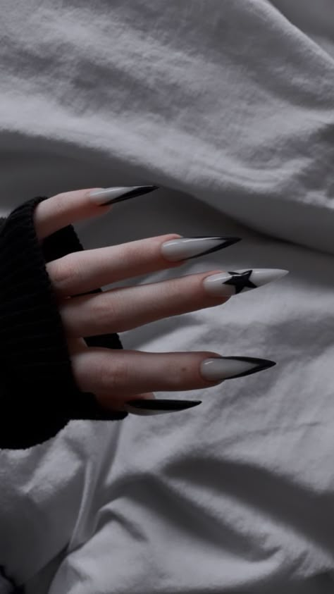 Ongles Goth, Paznokcie Hello Kitty, Acrylic Nails Stiletto, Witchy Nails, Sharp Nails, Pointy Nails, Punk Nails, Gothic Nails, Edgy Nails