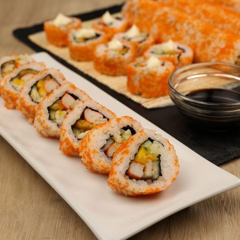 Bsd Highschool, California Sushi Rolls, Sushi Crab, Sushi California Roll, Sushi Types, Maki Recipe, California Maki, Hand Roll Sushi, Crab Sushi