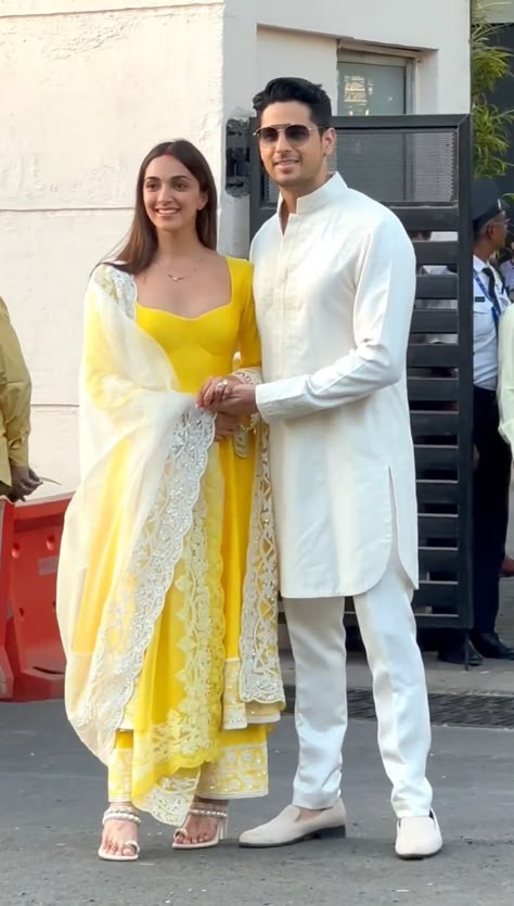 Kiara Advani And Sidharth Malhotra, Kiara Advani Sidharth Malhotra, Sidharth Malhotra, Couple Dress, New Bride, Bollywood Outfits, Casual Indian Fashion, Dresses Traditional, Indian Fashion Saree