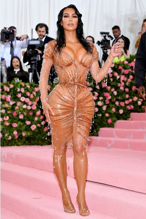 2019 Met Gala Iconic Met Gala Looks, Camp Notes On Fashion, Gala Outfits, Gala Themes, Met Gala Outfits, Wet Dress, Gala Looks, Met Gala Dresses, Amber Valletta