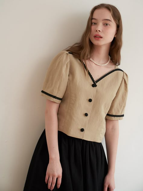 Korean Blouse, Fashion Top Outfits, Feminine Blouses, Cropped Blouse, Feminine Silhouette, Crop Blouse, Classic Dress, Office Outfits, Dream Clothes