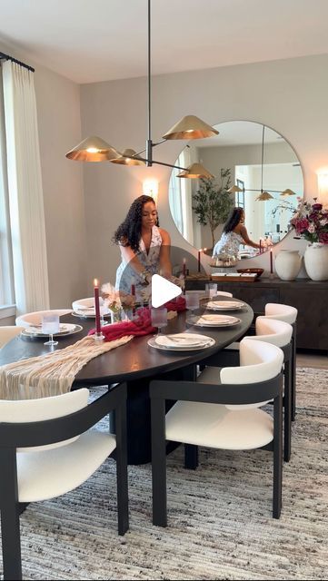 Kyra Knox | Lifestyle Influencer on Instagram: "Ya girl is entering her hosting era and I love that for me💐🏠🍽️ I’m super excited to host my first Mother’s Day brunch in our new dining room! Ahh! As you guys know, we recently transformed our dining room with these STUNNING furniture and decor pieces from @arhaus and what better way to break this new space in than by hosting our first gathering?🤗 (plus this also gave me a little practice before hosting our baby sprinkle next month😅)  Fortunately I was working with an already elevated “base” thanks to Arhaus, so I didn’t have to do too much or spend too much money to jazz the space up🙌🏾 I just grabbed some table runners, colored candles, faux flower arrangements, setup a little mimosa station, created easy place setting using items we Dining Table And Buffet Decor, Dining Table Set Up, Apartment Dining Room Ideas, Decorate Dining Table, Mimosa Station, Brunch Setup, Hosting Era, Dining Table Setup, Small Dining Room Decor