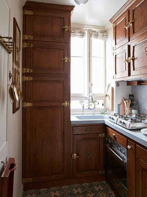 Small Moody Kitchen, Paris Apartment Kitchen, Small Paris Apartment, The Paris Apartment, Paris Kitchen, Design Color Palette, Home Atelier, Paris Home, Apartment Tour