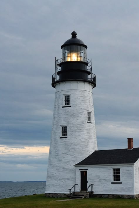 Light the Way: Exploring Maine’s Historic Lighthouses Lighthouse On Beach, Lighthouse Core, Lighthouses In Maine, Lighthouse House, Lighthouse Architecture, Lighthouse Home, Beach Sculpture, Lighthouse Inspiration, Lighthouse Maine