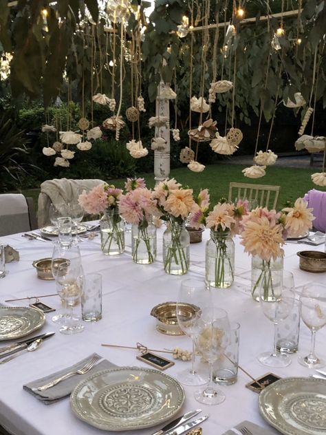 outdoor dinner party Cute Dinner Table Set Up, Dinner Decoration Ideas Table, Outside Dinner Party Backyards, Dinner Party Ideas Decorations, Party Table Set Up, Flower Dinner Party, Melissa Aesthetic, Hoco Dinner, Dinner Party Tablescapes