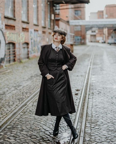 Elona Holmes Outfits, 1920 Female Fashion, 1920s Detective Woman, Peaky Blinders Inspired Outfits Women, Sherlock Outfit Women, Detective Woman Outfit, Peaky Blinders Dress Women, Peaky Blinders Photoshoot Ideas, Detective Core Outfits