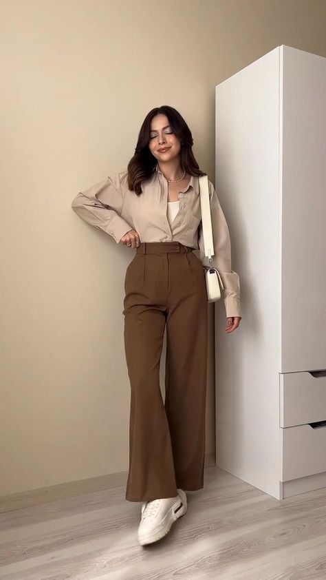 Beige Jeans Outfit Aesthetic, Khaki Pants Outfit Women, Jeans Outfit Work, Creamy Shrimp Salad, Beige Jeans Outfit, Western Winter Outfits, Cute Casual Work Outfits, Fashion Mistakes Woman, Shrimp Salad Recipe