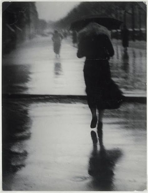 20 Impressive Vintage Pictures of Paris Streets under the Rain in the 1930s ~ Vintage Everyday Erich Hartmann, Idda Van Munster, Under The Rain, People Walking, Paris Pictures, Black And White Photograph, Walking In The Rain, Singing In The Rain, Grand Central