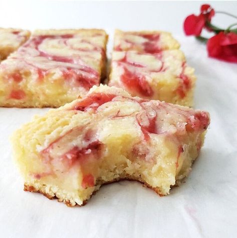 Strawberry Blondies, Pumpkin Swirl Cheesecake, Homemade Strawberry Sauce, Blondies Brownies, White Chocolate Strawberries, Quick Pasta Recipes, Sweet Potato Muffins, Football Snacks, Blondies Recipe