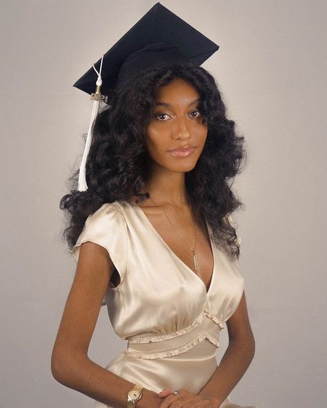 Business Major Graduation Photoshoot, Throwing Graduation Caps Aesthetic, 8th Grade Prom Hairstyles Black, Braids With Graduation Cap, College Graduation Headshots, Natural Hair Graduation Cap, Graduation Portraits Studio Photo Ideas, Delta Graduation Pictures, Graduation Hair With Cap