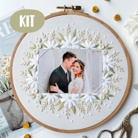 Puteto - Etsy Embroidery Modern Art, Embroidered Picture Frame, Embroidery Picture Frame, Marriage Embroidery, Embroidery Photo Frame, Picture Embroidery, Wedding Embroidery Hoop, Photo Embroidery, Frame Embroidery