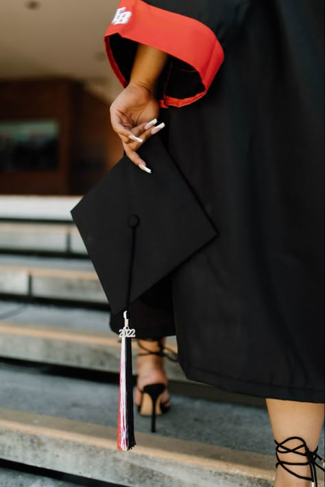 Simple Graduation Photoshoot, Graduation Campus Pictures, Black Grad Pics, Convocation Shoot Ideas, Graduation Aesthetic Black Women, University Graduation Pictures Ideas, Editorial Graduation Photoshoot, Graduation Pics Black Women, Black Graduation Photoshoot