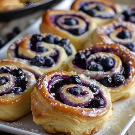 Blueberry Cheesecake Swirl Rolls Recipe - My Home Made Recipe Blueberry Cheesecake Rolls, Treats To Make At Home, Blueberry Rolls, Cheesecake Rolls, Easy Garlic Bread, Ritz Bits, Blueberry Desserts Recipes, Breakfast Cakes, Blueberry Cookies