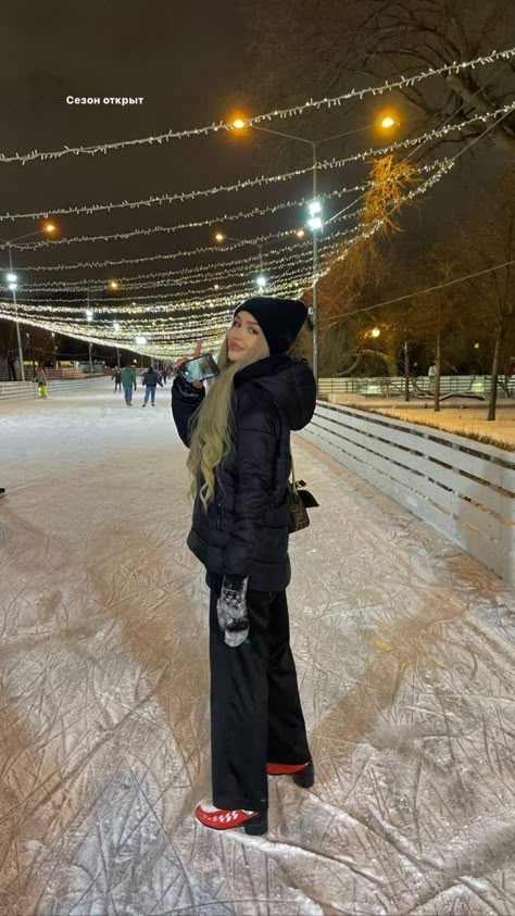 Skate Aesthetic Outfits, Ice Skating Poses, Christmas Lights Photoshoot, Skating Poses, Lights Photoshoot, Mode Au Ski, Ice Skating Pictures, Skate Outfit, Ice Skating Outfit