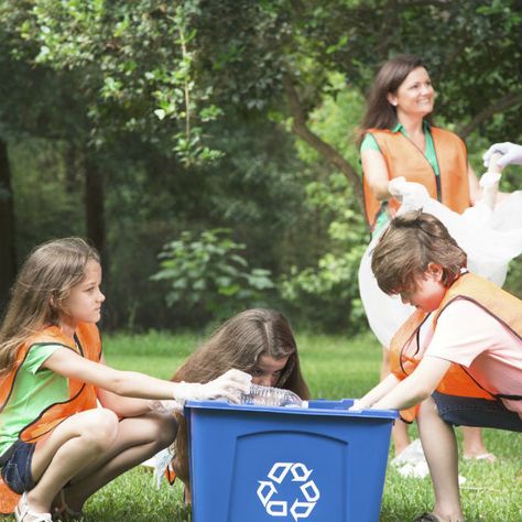 Earth Day activity for families: How to clean up a park Make A Difference Day, Earth Day Activity, Clean Up Day, Planning Board, Earth Day Activities, Class 8, Cleaning Day, Clean Environment, Body Reference Poses