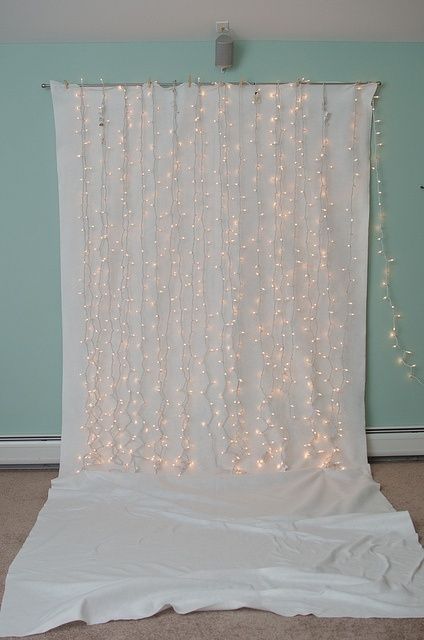 DIY fondo para photobooth de boda económico. una sabana blanca y tiras de leds Diy Fotokabine, Diy Photo Backdrop, Lights Hanging, Light Backdrop, Diy Photo Booth, בר מצווה, Foto Tips, Diy Backdrop, Christmas Photography