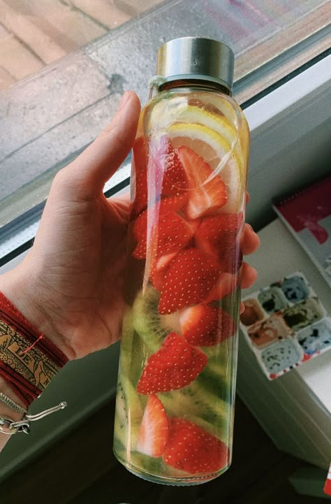 Healthy Water Drinks, Healthy Food Inspiration, Refreshing Drinks Recipes, Fruit Infused Water, Healthy Drinks Smoothies, Healthy Water, Fruit Water, Healthy Food Motivation, Healthy Lifestyle Food