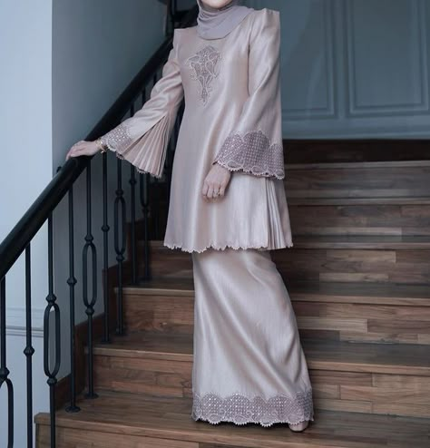 Modern Baju Kurung Design, Baju Raya Ideas Modern 2023, Baju Kurung Songket Modern, Baju Kurung Fashion Modern, Malaysian Outfit, Baju Raya Ideas Modern, Mini Kurung Modern, Outfit Lebaran Simple, Raya Outfit Ideas