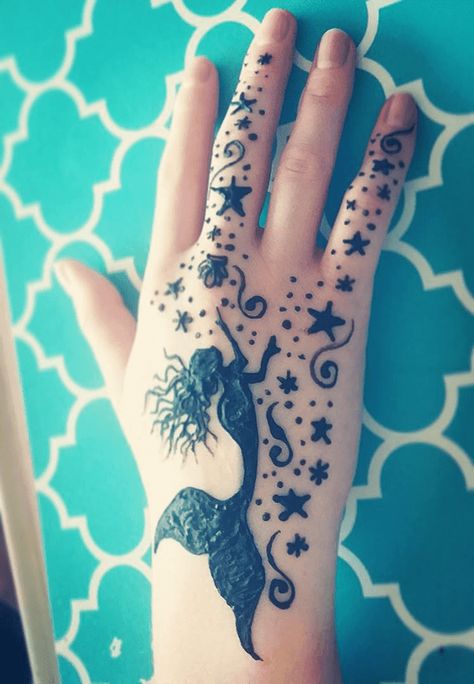 Mermaid Mehndi Design Images (Mermaid Henna Design Ideas) Large Henna Designs, Arm Doodles, Under The Sea Sweet 16, Henna Hand Designs, Leg Henna Designs, Henna Design Ideas, Arab Mehndi, Mermaid Tattoo Designs, Cute Henna Tattoos