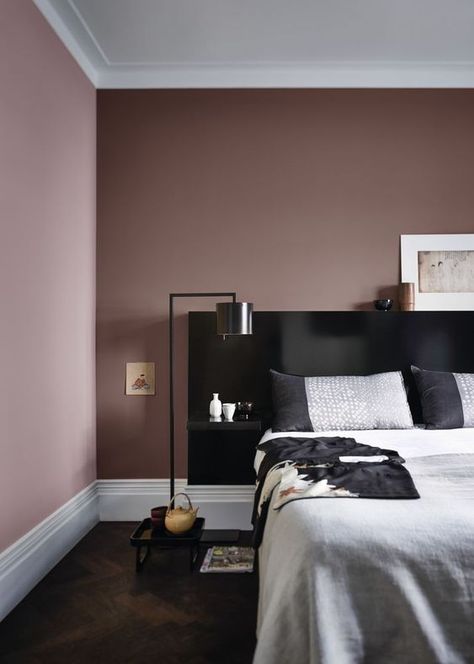 Mauve Living Room, Mauve Bedroom, Mauve Walls, Scandinavian Dining Room, Glam Bedroom, Black Bedroom, Bedroom Color Schemes, Black Floor Lamp, Pink Bedroom