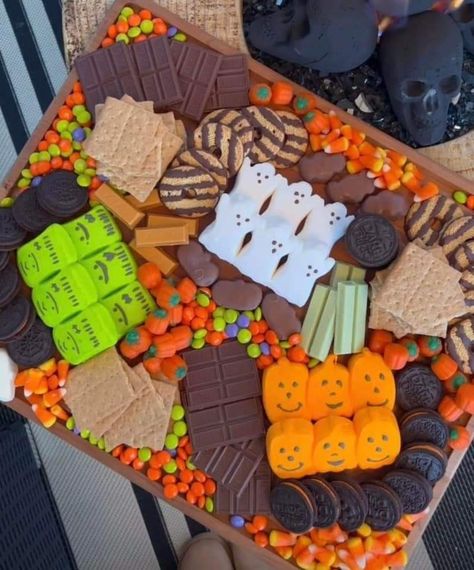 Halloween Bonfire Party, Spooky Smores, Fall Snack Board, Desert Boards, Halloween In Summer, Cupid Crunch, Halloween Movie Party, Spooky Charcuterie, Halloween Charcuterie Board Ideas