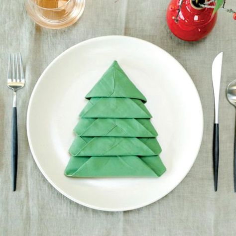 Tree Napkin Fold, Christmas Tree Napkin Fold, Napkin Folding Tutorial, Christmas Tree Napkin, Christmas Napkin Folding, Tree Napkin, Jul Diy, Christmas Tree Pictures, Christmas Tree Napkins