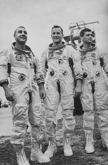 Apollo 1 astronauts (l-r) Gus Grissom, Ed White and Roger Chaffee, Grissom, White, and Chaffee pose in front of their Apollo/Saturn IB space vehicle on the launch pad, ten days before a cabin fire that claimed their lives. Gus Grissom, Apollo Space Program, Nasa History, Space Suits, Apollo 1, Nasa Photos, Fire Life, Nasa Astronaut, Nasa Apollo