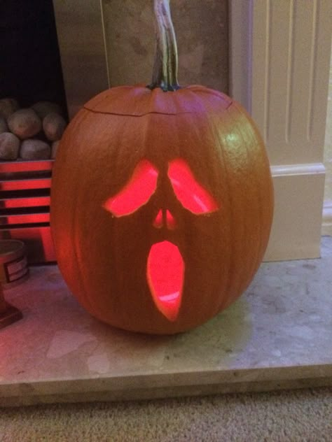 Easy Ghostface Pumpkin Carving, Pumpkin Carving Ideas Scary Movies, Pumpkin Ideas Ghost Face, Pumpkin Carved Faces, Scream Punkin Carving, Scream Face Pumpkin Carving, Pumpkin Carving Scream Face, Cute Punkin Carvings Easy, Scream Mask Pumpkin Carving