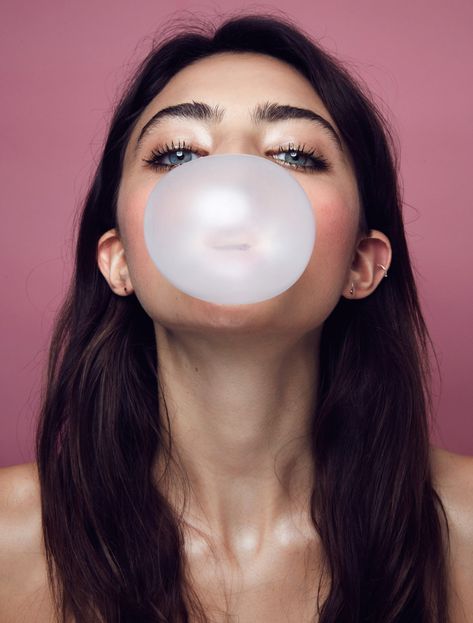 Bubblegum Pink w Amelia – The Beauty Manifesto Bubblegum Photoshoot, Amelia Zadro, Blowing Bubble Gum, Hubba Bubba, Blowing Bubbles, Black Mascara, Make Beauty, Australian Models, Poses Para Fotos Sexis