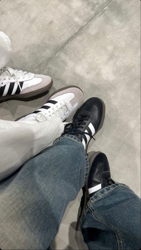 adidas sambas Stockholm style shoes Aesthetic Shoes Photo Friends, Shoe Instagram Story, Story Instagram Friends, Shoes Instagram Story, Shoe Story, Boy Walking, Apple Watch Fashion, Best Friend Couples, Couple Goals Teenagers Pictures