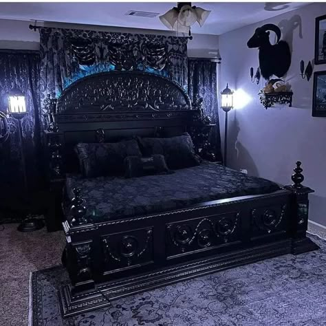 Gothic Bedroom Ideas Victorian, Victorian Gothic Bedroom, Gothic Bedrooms, Gothic Bedroom Ideas, Victorian Gothic Decor, Goth House, Gothic Decor Bedroom, Goth Room, Goth Bedroom