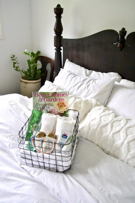 How to Put Together the Perfect Guest Room Basket • Sage to Silver Guest Room Amenities Gift Baskets, Bed And Breakfast Bedrooms, Setting Up A Guest Room, Guest Room Details, Guest Room Gifts, Guest Bedroom Amenities, Guest Room Gift Basket, Cute Guest Room Ideas, Guest Room Set Up