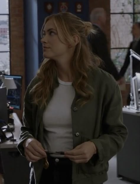 NCIS Season 17 Episode 3 - Going Moblie Ncis Ellie Bishop, Ellie Bishop Ncis Outfits, Eleanor Bishop Ncis, Bishop Ncis, Ellie Bishop Ncis, Ncis Bishop, Eleanor Bishop, Emily Wickersham Ncis, Ellie Bishop